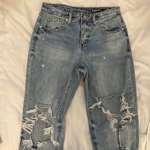 Light denim jean with rips at the knees